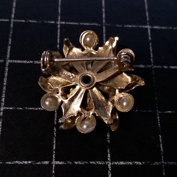 Vintage Coro Flower Brooch, Red & White Rhinestones, Pearls, Gold Toned,… - Picture 3 of 7